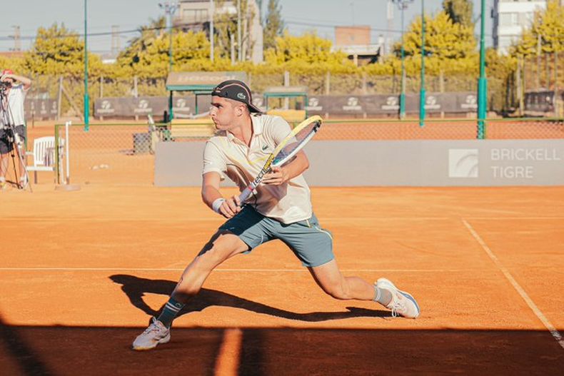 CALOR. Santiago Rodríguez Taverna ganó un partido maratónico en Tigre.