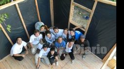 Casa nueva. Los voluntarios, frente a una de la viviendas construidas..