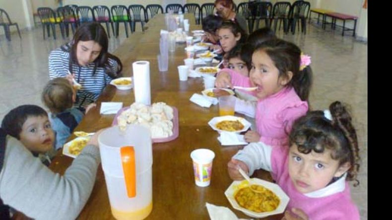 Ayuda en cuerpo y alma. El comedor ofrece un lugar para alimentarse y viandas para llevar a casa..