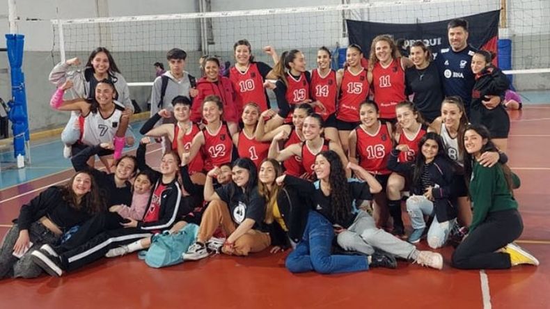 PRENDIDAS. Las derquinas pelean por el primer puesto de la Zona Reclasificación..