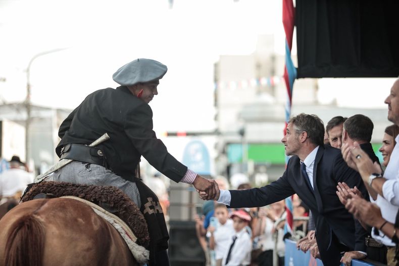 Federico Achval acompa al desfile tradicionalista por el 206 aniversario del Tratado del Pilar