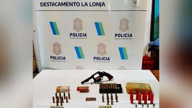 El arma y las municiones encontradas en la vivienda del detenido.&nbsp;