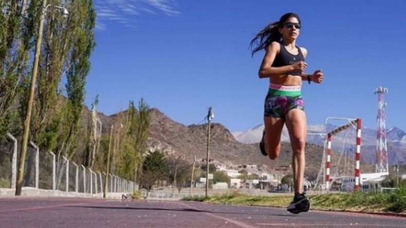 TRABAJO. Daiana Ocampo entrena en la pista de Cachi..