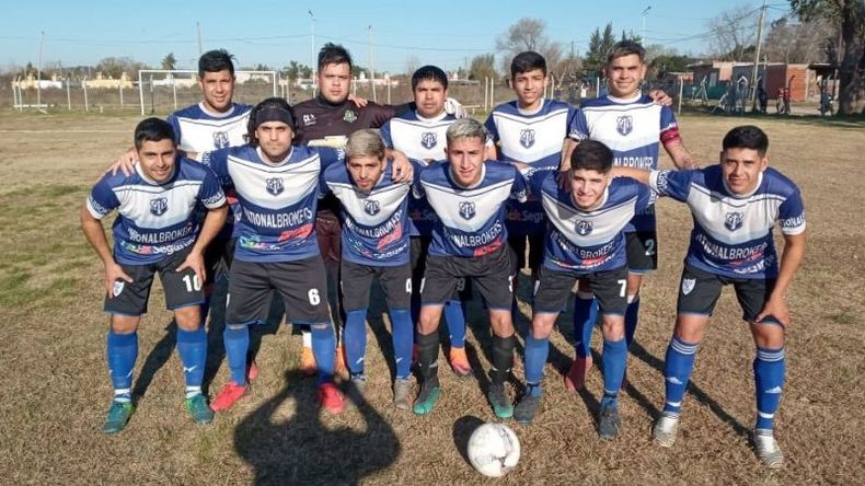 GANADOR. El once de Flecha Azul, que el domingo logró su primera victoria en el torneo..