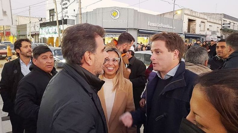 RISAS. Cáceres recibió a Ritondo y Campbell en la plaza para comenzar a transitar al camino al 2023..