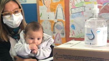MAMÁ. Cáceres fue a votar con el pequeño Fausto..