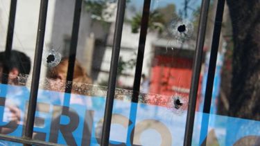 ATAQUE. Las marcas de los disparos en el local de Unidad Ciudadana. .