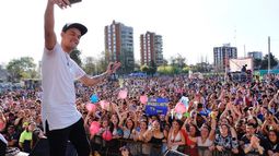 BRIAN LANZELLOTA. El ex Gran Hermano y su selfie con el público..