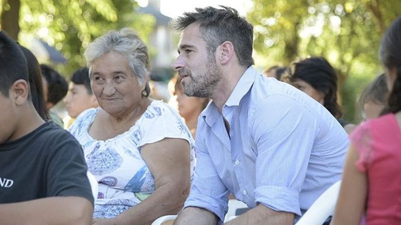 PEGÓ DURO. Achával dialoga con vecinos y cuestiona fuerte a Ducoté..