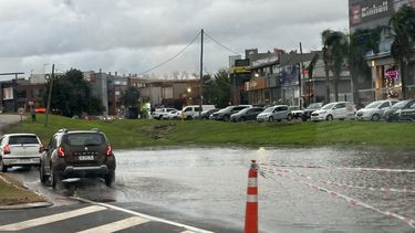 alerta / esta cerrada la subida del kilometro 42,500 de panamericana (office park) sentido a provincia, por acumulacion de agua.