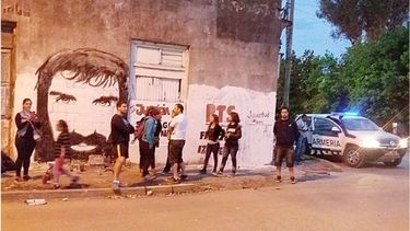VIGILADOS. Los militantes, con la Gendarmería cerca..