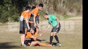 Emmanuel Ibáñez marcó el empate para Manzanares con un remate desde afuera del área, pero no se salvó de la dura entrada del defensor de Flecha Azul. En la imagen, el árbitro Héctor Gutiérrez parece felicitarlo por el golazo o, quizás, aprovechó y le pasó factura por haber jugado la ley de la ventaja..