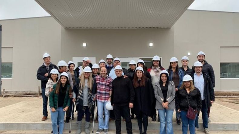 CASCOS BLANCOS. Ducoté y los precandidatos de su lista recorrieron los avances de la obra del Materno. .