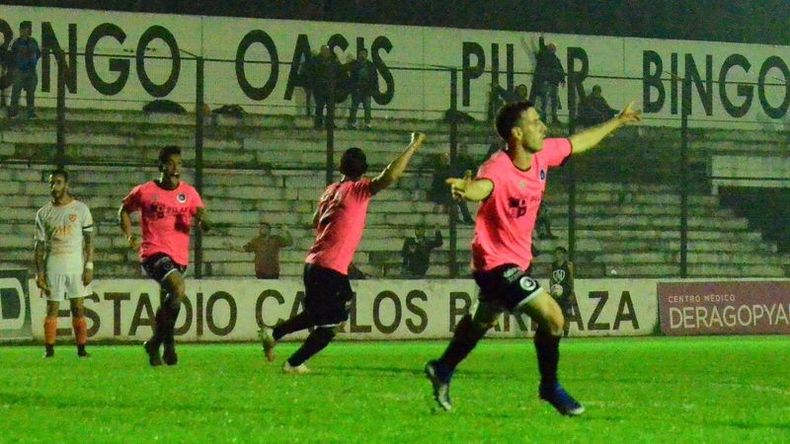 SOBRE LA HORA. Diego Crego celebra su gol, el que le dio la victoria a Real Pilar. Foto: Fredy Caballero. .