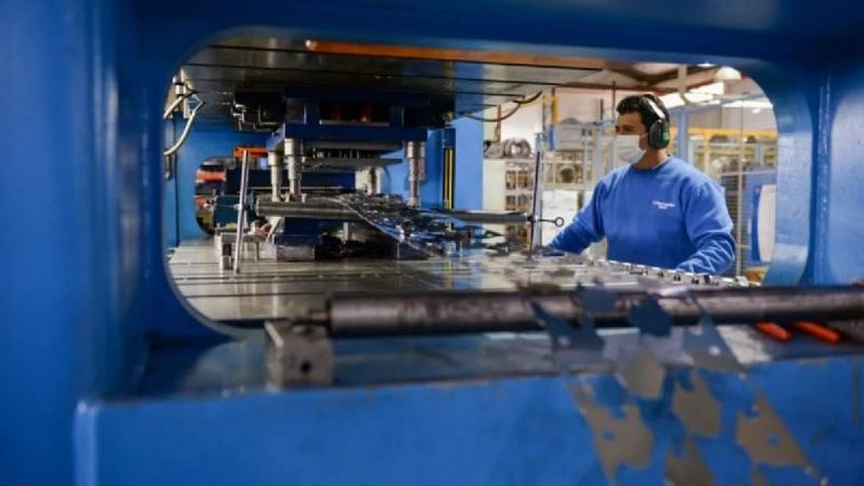 YKK. La empresa abastece al 40% del mercado textil de todo el país. .