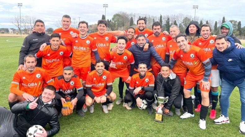 CAMPEONES. Los integrantes de San Sebastián posan con la Copa de Plata..