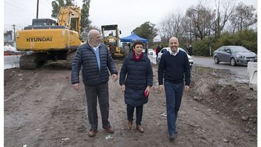 BARRO. Iglesias, Isasi y Ducoté caminaron a la vera de la ruta 8 en la presentación..