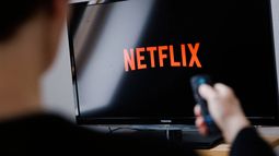 La eliminación del Impuesto PAIS impacta de lleno en las compras en el exterior, viajes y servicios. Bajará el precio de Netflix y Amazon.