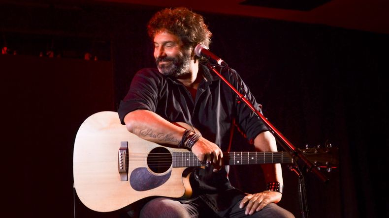 ACÚSTICO. Iván Noble cantó canciones de su etapa solista y de Los Caballeros de la Quema.