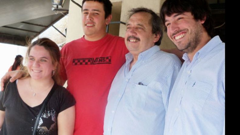 La foto incompleta. El lunes último, el Frente Progresista Cívico y Social tuvo su primera actividad de campaña fuerte desde las paso: la visita del segundo candidato a diputado nacional por la provincia, Ricardo Alfonsín. Sin embargo, la foto de la visita quedó algo incompleta: solo estuvo el primer candidato a concejal, Gabriel Lagomarsino, de la Coalición Cívica, junto a los representantes radicales en la lista, algo relegados tras la interna. El segundo postulante, Miguel Gamboa, no.