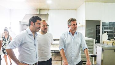 VISITA. Achával, en una fábrica de alfajores durante su última gira.
