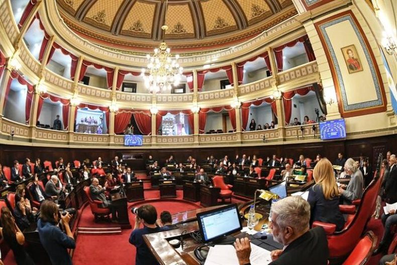 El Senado bonaerense aprobó este martes las&nbsp;reelecciones indefinidas&nbsp;para legisladores, concejales y consejeros escolares en la provincia de Buenos Aires.