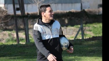 Javier Valenzuela está en duda por un golpe en la rodilla..