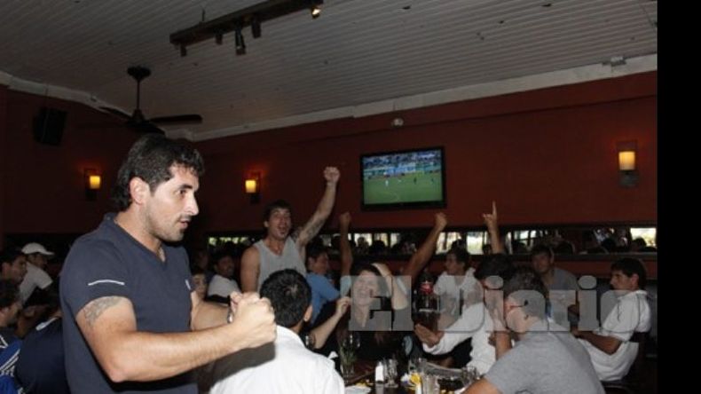 Jugadores y colaboradores festejan el gol de Español. Luego llegaría el empate..