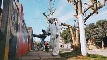OPERATIVO. Desinfección, esta mañana en el barrio derquino Rivera Villate. .