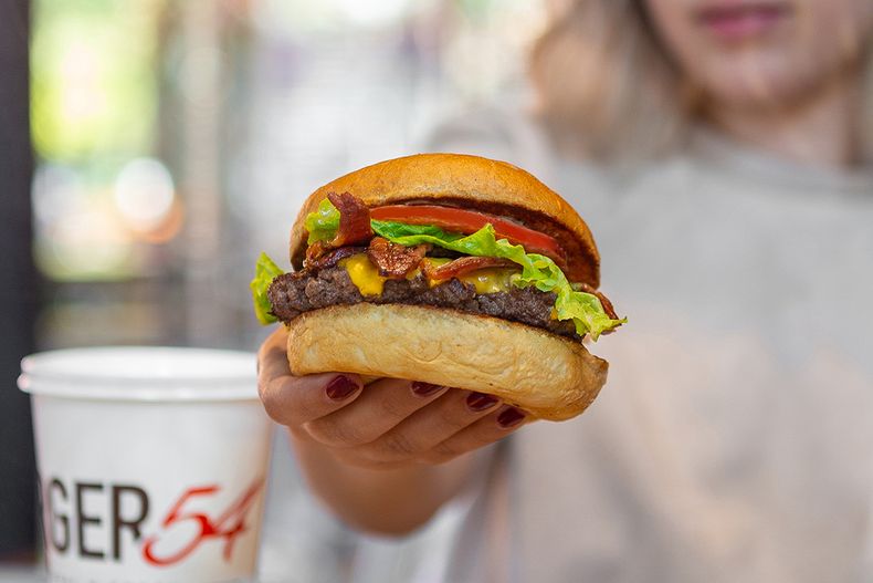 Burger54 lanza un nuevo servicio para ofrecer sus hamburguesas.