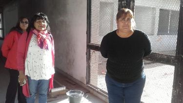 ESCUELA 11. Silvia Almazán y Liliana Montiel, de Suteba, recorrieron el edificio..