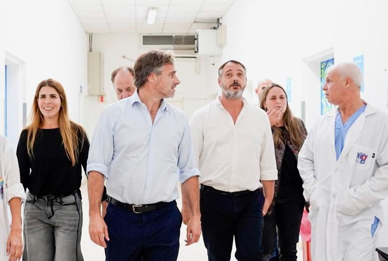 RECORRIDA. Soledad Peralta, Federico Achával y Santiago Laurent durante su vista al Hospital Federico Falcón de Del Viso.&nbsp;