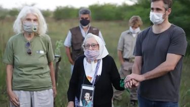 Nora Cortiñas con Federico Achával en la Reserva Natural de Pilar, en 2021.