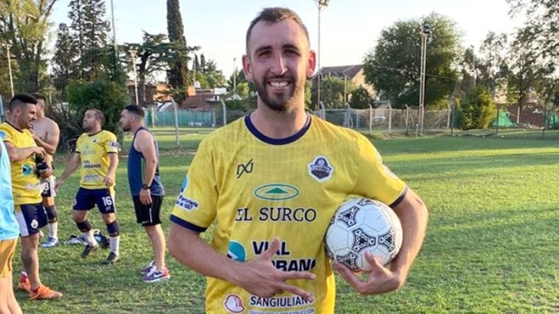 HAT-TRICK. Villalba se llevó la pelota del partido por sus 3 goles..