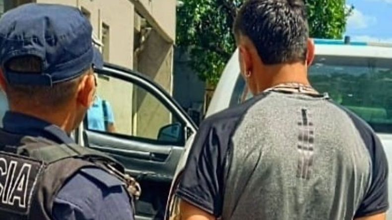 El detenido descartó la droga al advertir la presencia policial. .