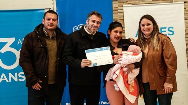 ACTO. Achával entregó los certificados a los beneficiarios que participaron del taller..
