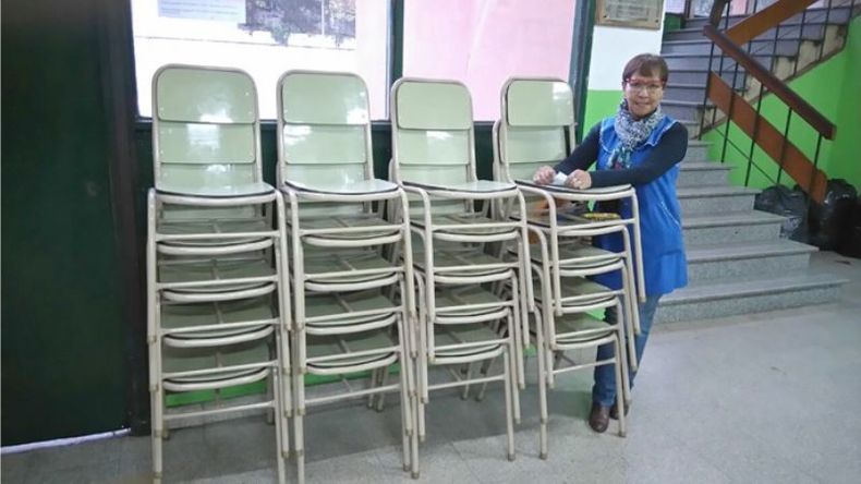 NUEVAS. Las sillas que compró la cooperadora esperan por las mesas..