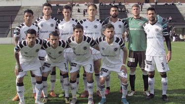 EQUIPO. El once inicial de Real Pilar; acumula 3 derrotas en fila. (FOTO: PRENSA REAL PILAR)..