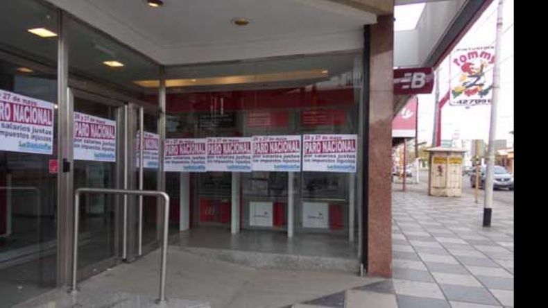 CERRADOS. Desde hace días los bancos advierten sobre el paro..