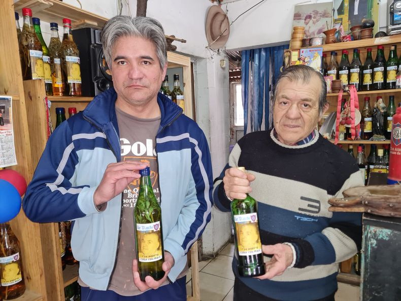 Cándido y Tito Lucas, con las botellas listas para el jueves.