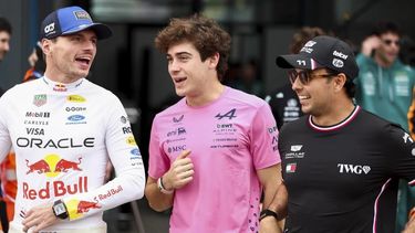 RISAS. Colapinto junto a Verstappen y Checo Pérez, en la previa al GP de Japón. RISAS. Colapinto junto a Verstappen y Checo Pérez, en la previa al GP de Japón.