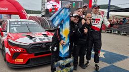 NÚMERO 1. Rossi y equipo disfrutan de la tercera pole position de la temporada en Salta. NÚMERO 1. Rossi y equipo disfrutan de la tercera pole position de la temporada en Salta.