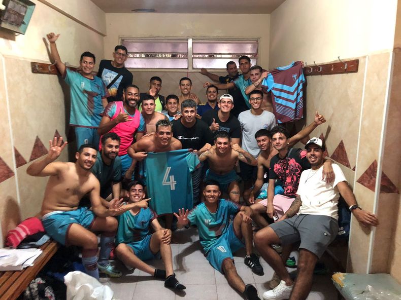 TRIUNFAZO. El Tablón festejó la goleada en el debut del pilarense Oliva como entrenador.