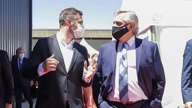 VISITA. El Presidente recorrió la planta de Richmond junto al intendente Federico Achával y a los directivos de la empresa..