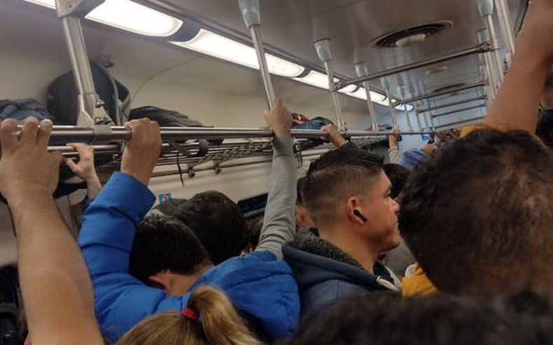 Lo bueno de viajar todos apretados es que ya estamos en invierno. Tren San Martín. Acosta Martínez.