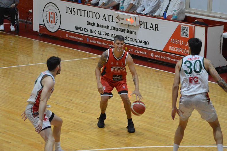 Jonatan Treise (Atlético Pilar): “La plaza de la segunda categoría del país se está jugando en Pilar, a metros de sus casas, sea del color que sea. Eso es lo importante.