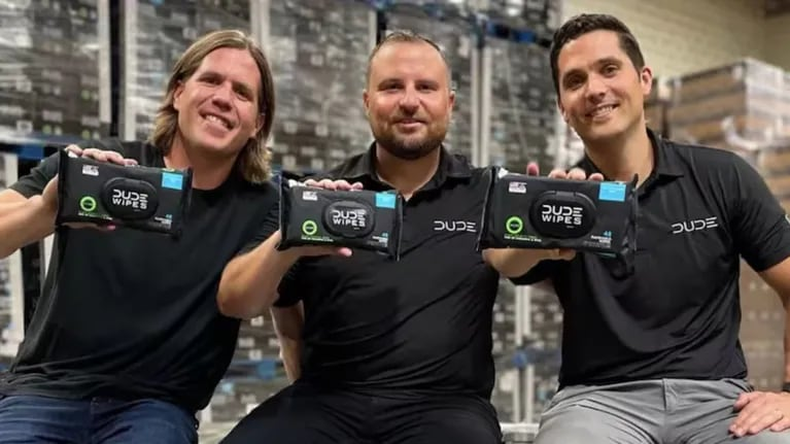 Los inventores de este producto que reemplaza el papel higiénico. (@dudeproductos)..png