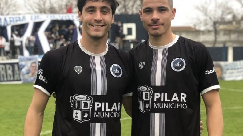 LOS GOLEADORES DE LA TARDE. Manuel Cordeviola y Juan José Rodríguez Silva. Foto: Prensa Real Pilar. .