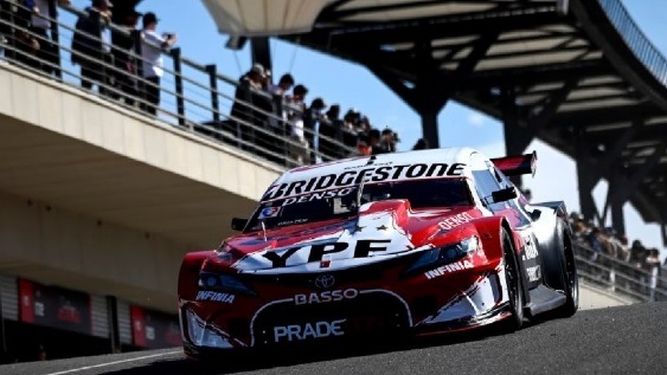 El Toyota de Rossi sale a pista.