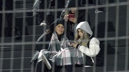 Frazadita, bufanda y mate, los antídotos de los hinchas de Real Pilar contra el frío